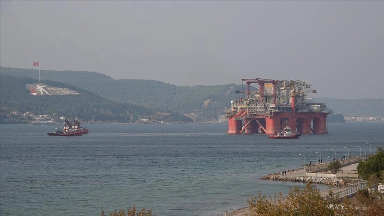 Çanakkale Boğazı dev petrol platformunun geçişi için tek yönlü gemi trafiğine kapatıldı