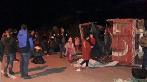 Çanakkale'de düzensiz göçmenleri taşıyan kamyon devrildi: 32 yaralı