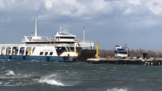 Çanakkale'de feribot denizde oluşan kum adasına oturdu