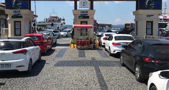 Çanakkale'de feribot kuyruğu 2 kilometreye ulaştı