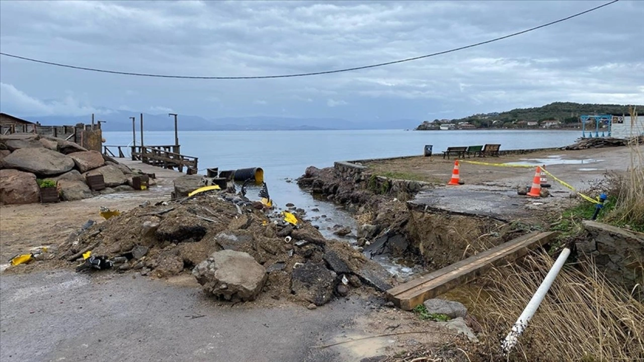 Çanakkale'de sağanak sebebiyle köprü çöktü