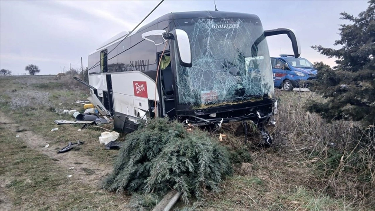 Çanakkale'de yoldan çıkıp boş araziye giren tur otobüsündeki 37 kişi yaralandı