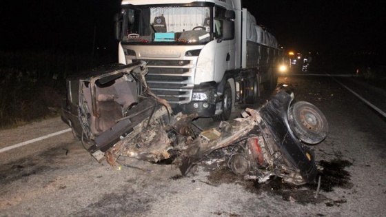 Çanakkale'deki trafik kazasında otomobil ikiye bölündü