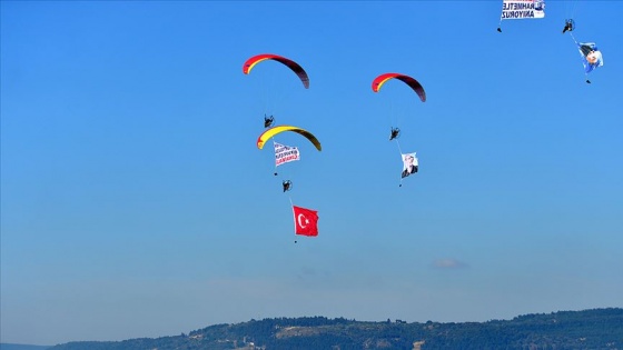 Çanakkale semalarında motorlu yamaç paraşütü gösterisi