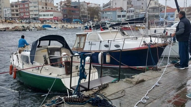 Çanakkale'de kuvvetli lodos limandaki 2 tekneyi batırdı