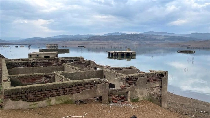 Çanakkale'deki barajın seviyesi azalınca eski köy 6 yıl sonra yeniden göründü