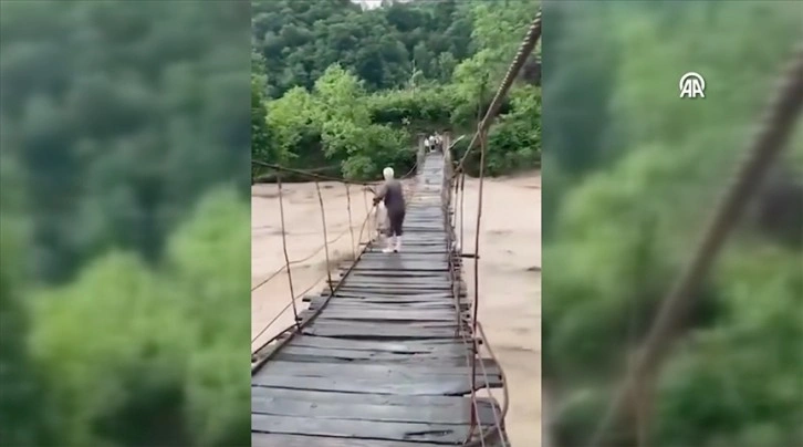 Canını hiçe sayarak ahşap köprünün selden yıkılmasını önlemeye çalıştı