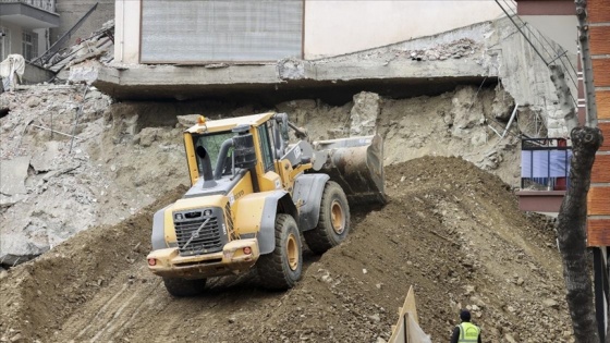 Çankaya'da çökme riski bulunan Açelya Apartmanı'nın kontrollü yıkım çalışmaları devam ediyor