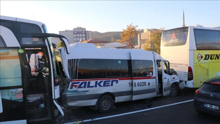 Çankırı'da işçileri taşıyan 3 otobüsle bir minibüsün karıştığı zincirleme kazada 36 kişi yaralandı