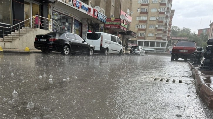 Çankırı'da sağanak nedeniyle bazı ev ve iş yerlerini su bastı