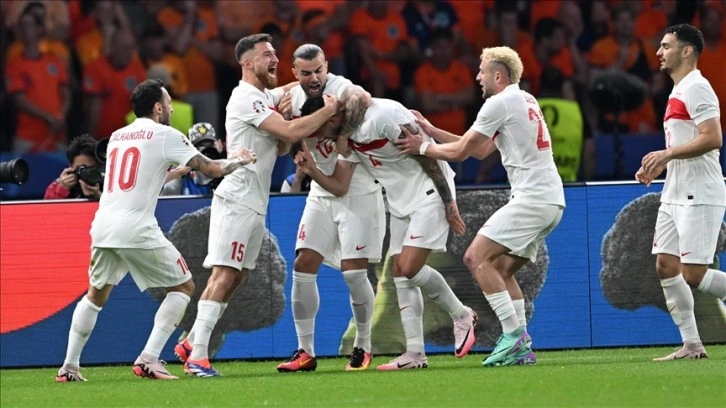 CANLI: Hollanda: 0 -Türkiye: 1 (İlk yarı sonucu)