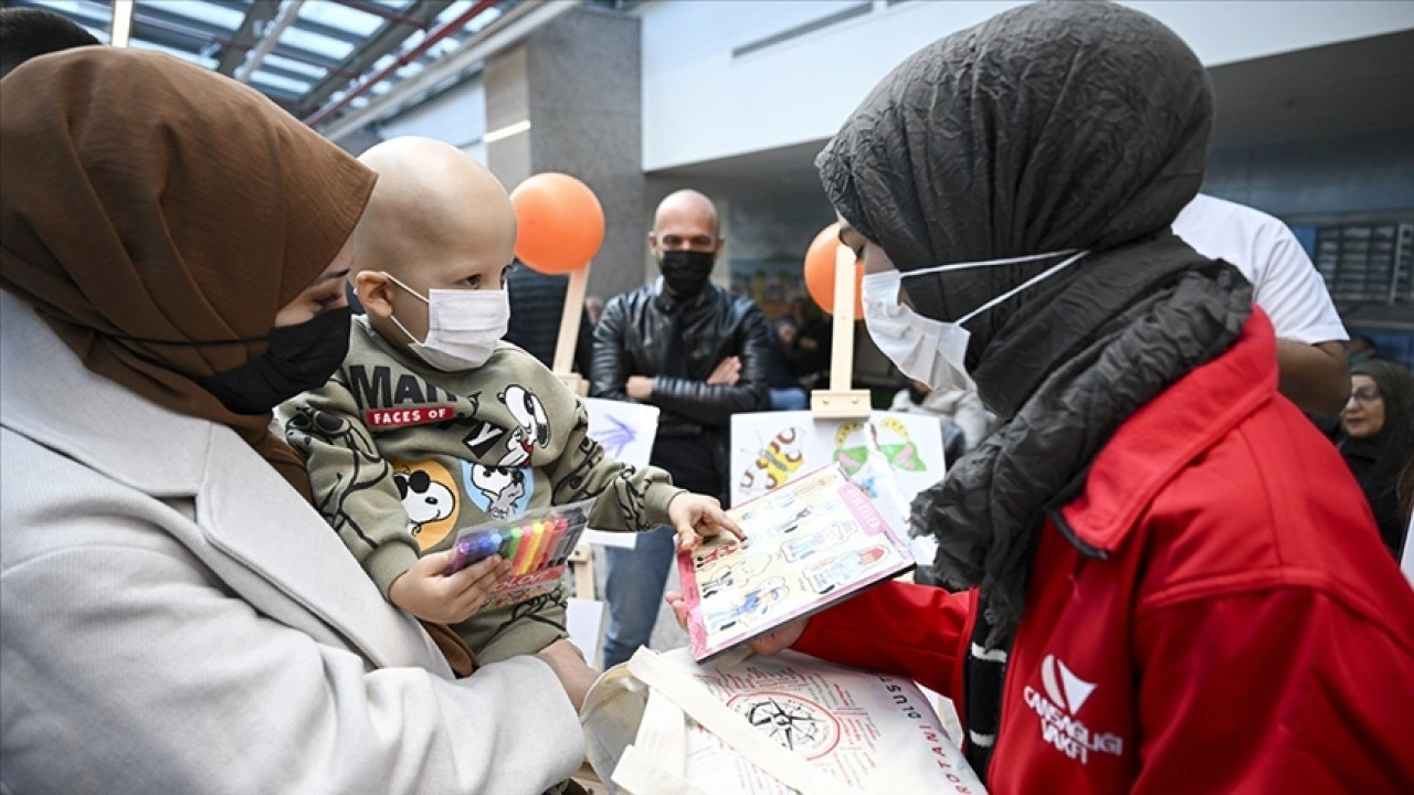 Cansağlığı Vakfı gönüllüleri, lösemili çocukları ziyaret etti