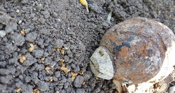 Çapa yaparken el bombası buldu