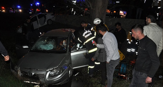 Çarpışan otomobiller kanala uçtu: 7 yaralı