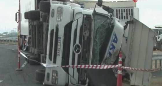 Çatalca’da et yüklü tır devrildi: 1 kişi ağır yaralı