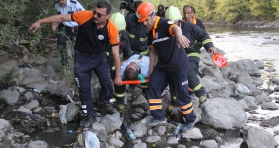 Çaya düşen alkollü adamı itfaiye ve AFAD ekipleri kurtardı