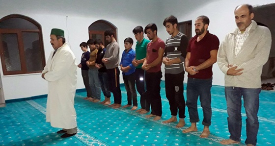 Cep telefonu ışığıyla namaz kılan cemaat elektriğe kavuştu