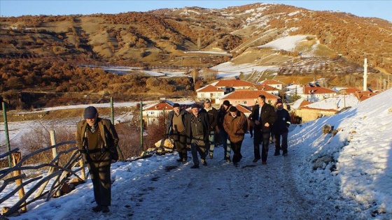 Cep telefonuyla konuşmak için tepelere çıkıyorlar