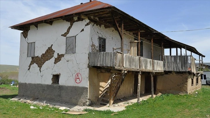 "Çerkes evleri" de depremde ağır yara aldı