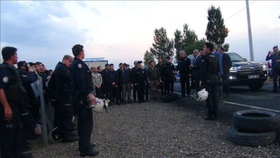 Çevik kuvvet polislerinin eğitim tatbikatı gerçeği aratmadı