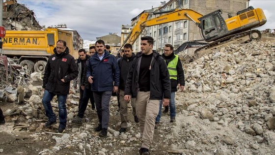 Çevre ve Şehircilik Bakanı Kurum deprem bölgesinde inceleme yaptı