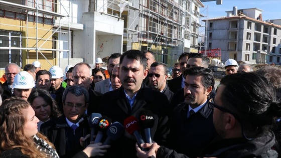 Çevre ve Şehircilik Bakanı Kurum depremzedeler için yapılan konutları inceledi