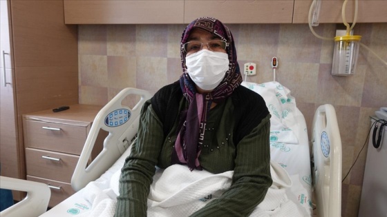 Çevresindekilerin 'yaşamasından ümidi kestiği' 60 yaşındaki kadın Kovid-19 ve kısmi felci yendi
