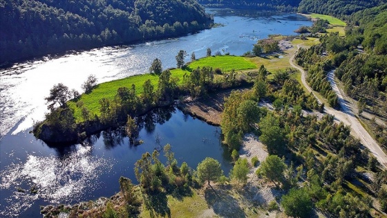 Ceyhan Nehri ilkbaharın renk cümbüşünü yansıtıyor