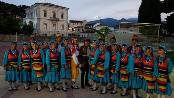 Çeyrek asırdır sahnede Türk kültürünü tanıtıyorlar