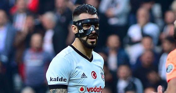 Cezalı yıldızlar tribünde, Negredo maskeyle sahada