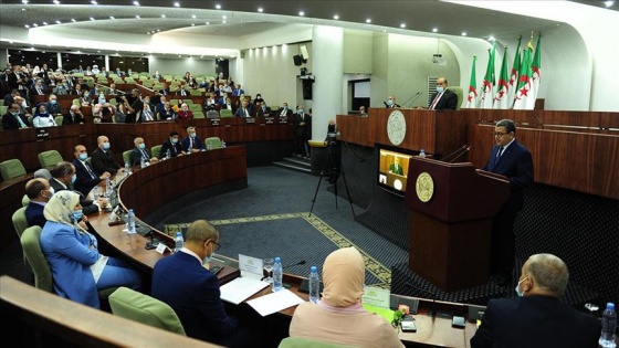 Cezayir'de Anayasa değişiklik taslağı Parlamento'nun üst kanadından geçti