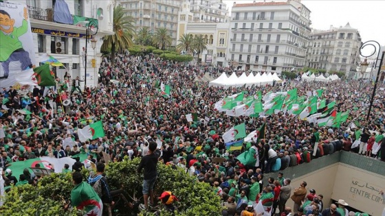 Cezayir’de bir yıldır devam eden protestoları koronavirüs durdurdu