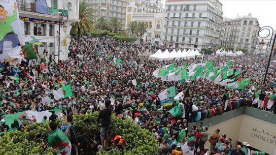 Cezayir'de 'Buteflika rejiminin temsilcileri' protesto edildi