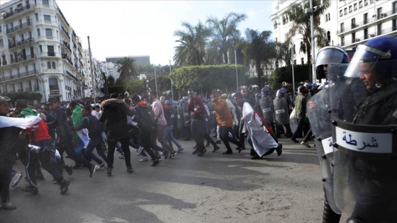 Cezayir'de geçiş dönemi başlamasına rağmen protestolar sürüyor