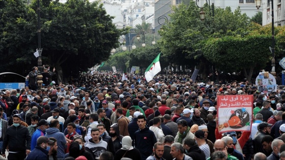 Cezayir'de 'Hirak' gösterilerinin gölgesinde girilen seçim sürecinde siyasi kriz sürü