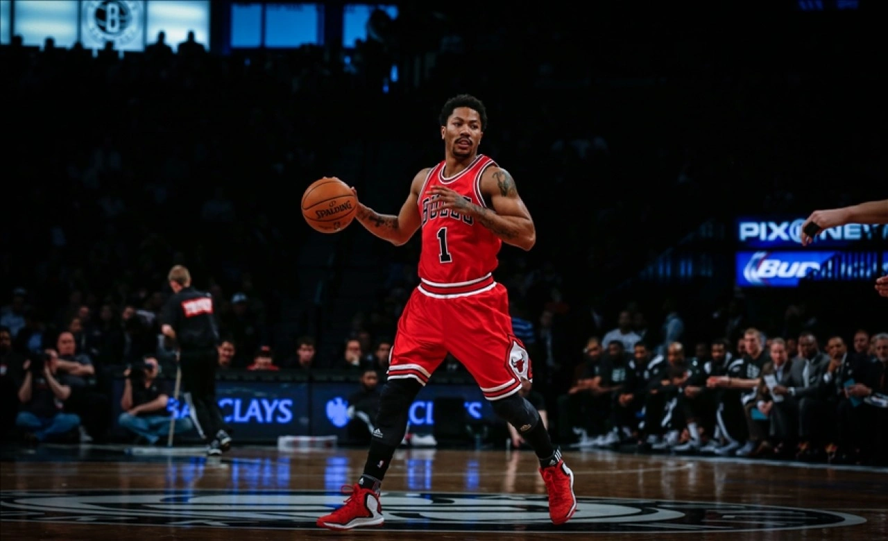 Chicago Bulls, gelecek sezon Derrick Rose'un formasını emekli edecek