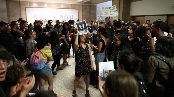 Chicago'da belediye binasında başkana protesto