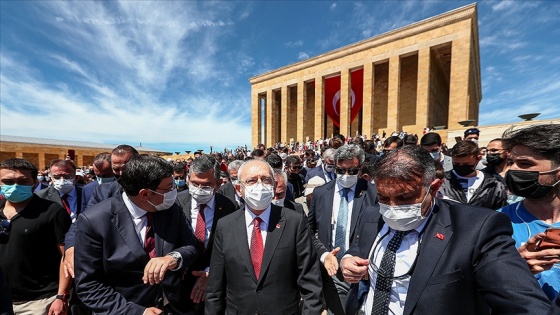 CHP Genel Başkanı Kılıçdaroğlu gençlerle Anıtkabir'i ziyaret etti