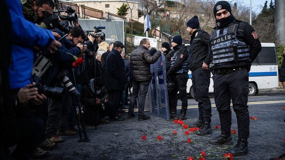 CHP heyeti terör saldırısının yaşandığı yere karanfil bıraktı