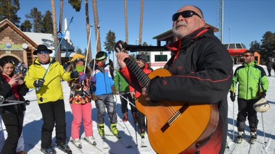 Cıbıltepe'de kayak heyecanı mini konserlerle eğlenceli hale geliyor