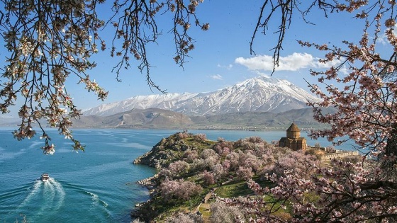 Çiçeklere bürünen Akdamar Adası'na ziyaretçi akını