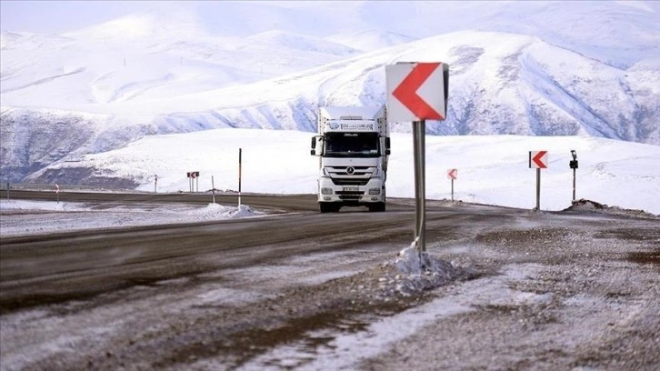 Çıldır-Aktaş yolu tipi nedeniyle tırlara kapatıldı