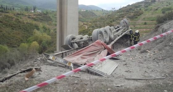 Çimento yüklü tır viyadükten uçtu: 1 ölü