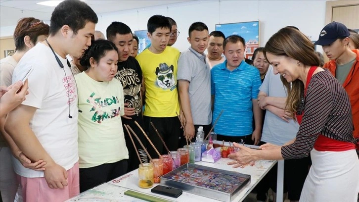 Çin'de zihinsel engelli öğrenciler ebru sanatını deneyimledi