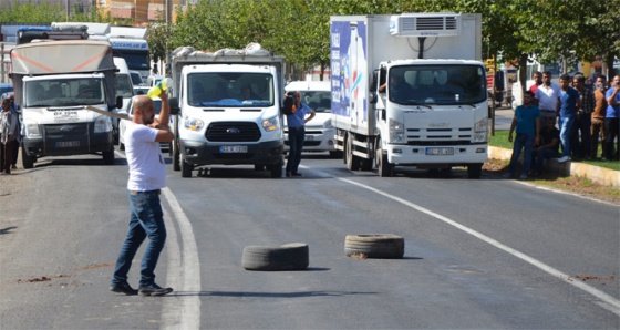 Cinnet getirdi, bıçağıyla yol kesti! Ortalık savaş alanına döndü