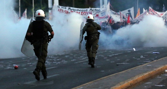 Çipras'ın sosyal güvenlik yasasını protesto edenler polisle çatıştı