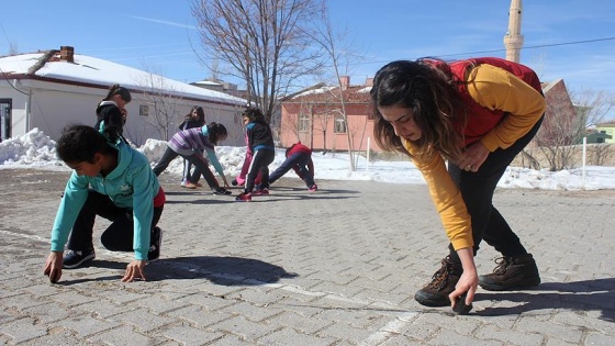 Çizgileri kömürle belirlenen 'sahada' hentbol antrenmanı