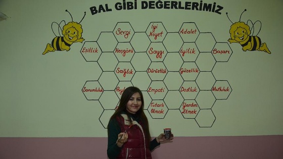 Çizimleriyle çocukların dünyasını renklendiriyor