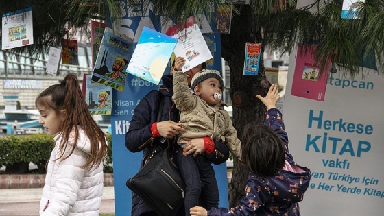 Çocuklar ağaçtan kitap topladı