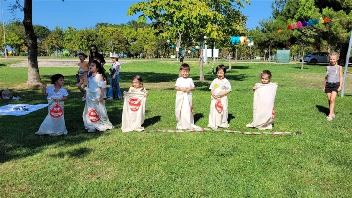 Çocuklar 'Gezici Kütüphane' sayesinde unutulmaya yüz tutan sokak oyunlarıyla tanışıyor